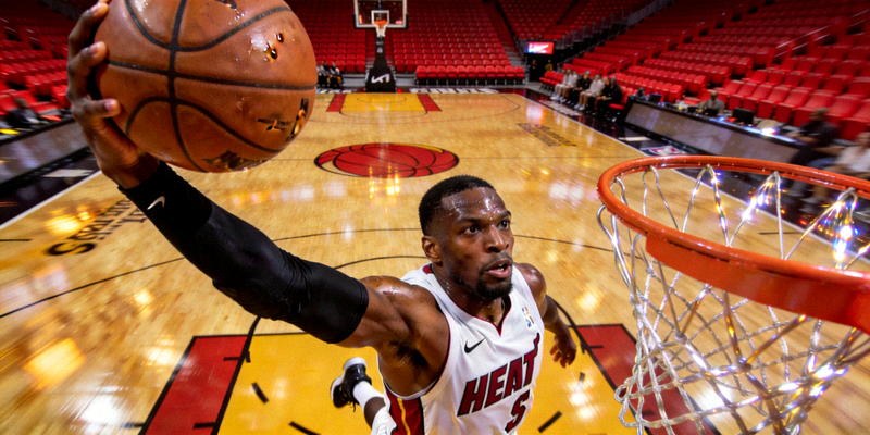 NBA总决赛第七场决胜时刻 - 篮球运动员飞身扣篮特写